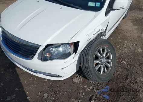 2015 Chrysler Town & Country S z USA, uszkodzony, nr VIN 2C4RC1HG6FR720097